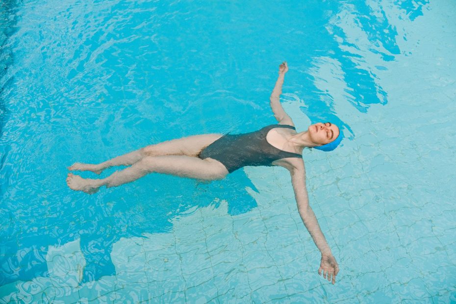 Mujer en bikini junto al agua