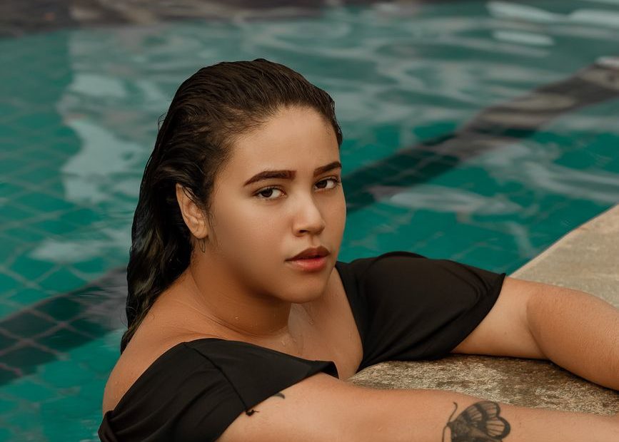 Mujer en bikini junto al agua