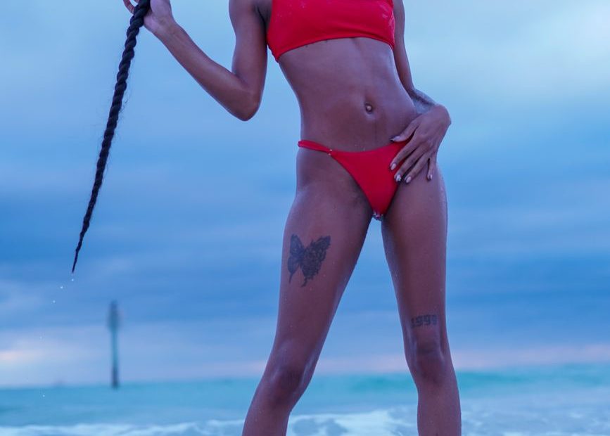 Mujer en bikini junto al agua