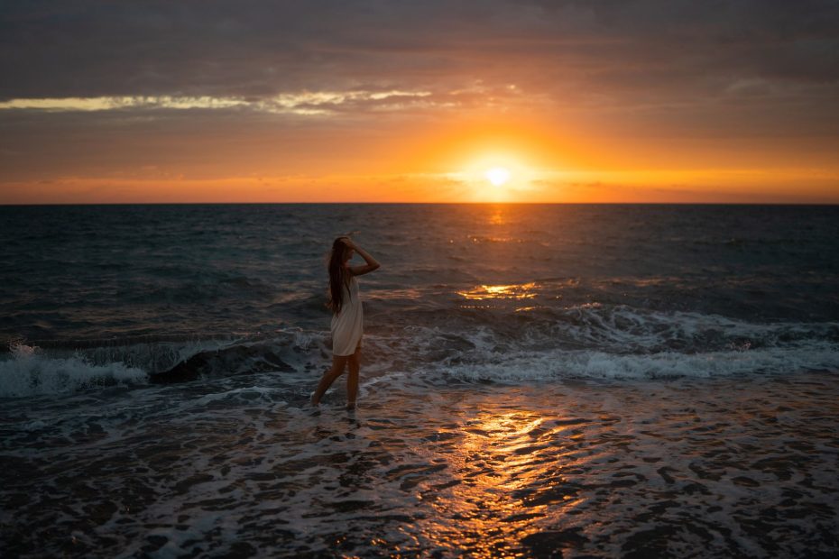 Mujer en bikini junto al agua