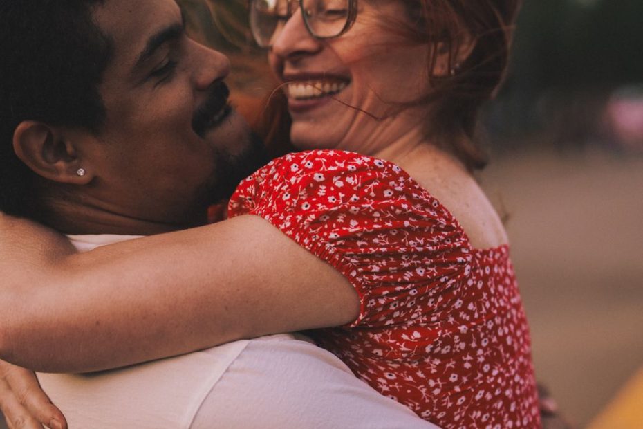 Pareja abrazada