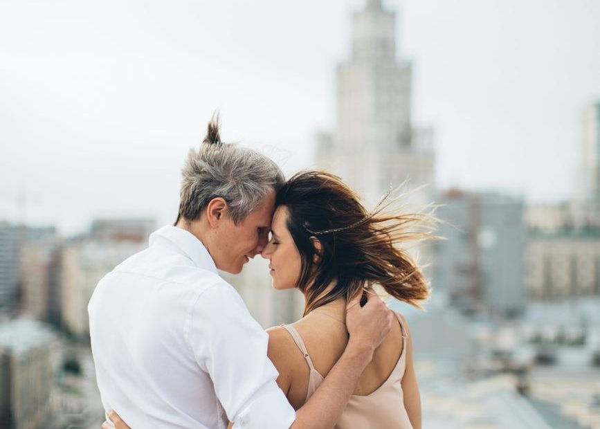 Pareja abrazada