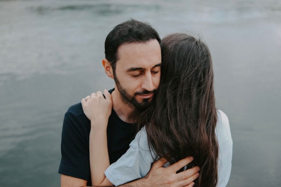 Pareja abrazada