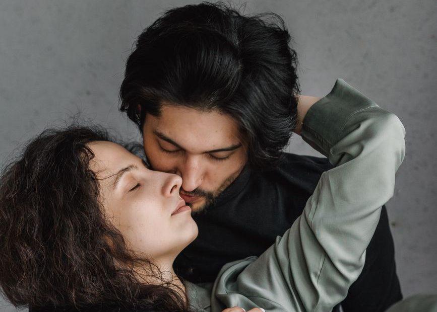 Pareja abrazada