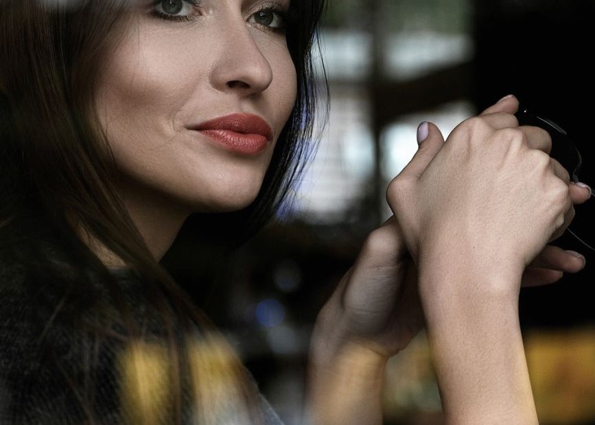 Mujer joven y seductora
